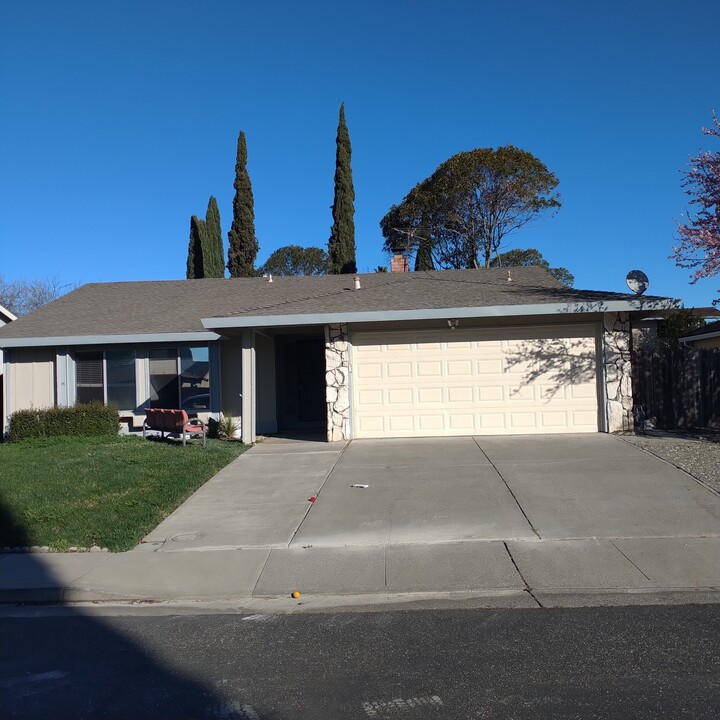 430 Blakemore Ct in Fairfield, CA - Building Photo