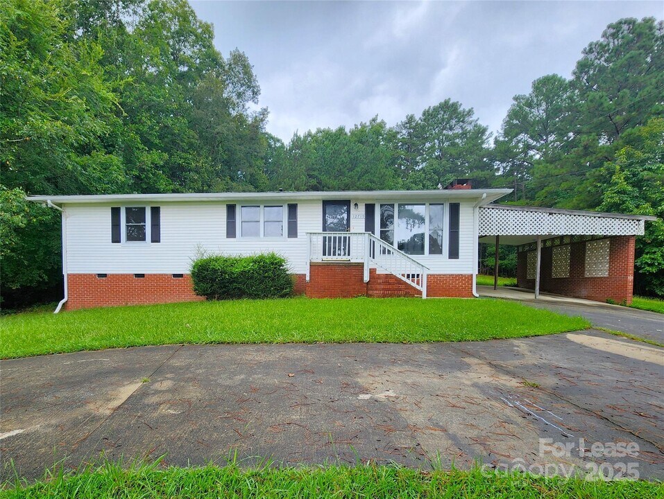 12719 Cottonville Rd in Norwood, NC - Building Photo
