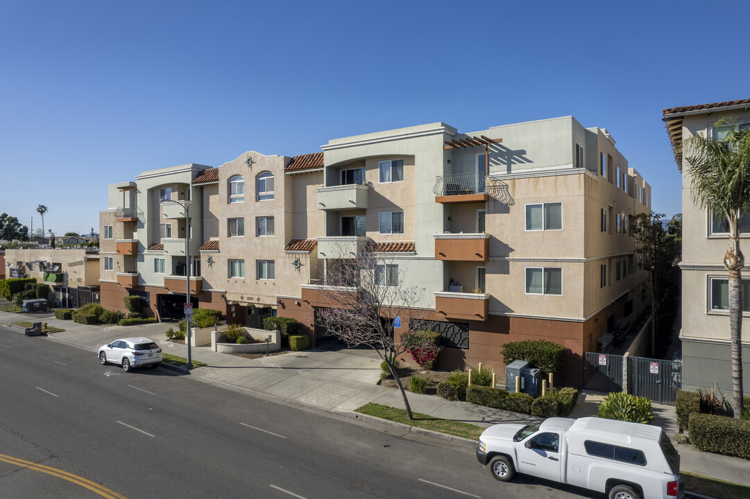 Casa Marbella in Van Nuys, CA - Building Photo