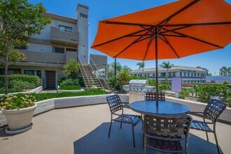 Glenoaks Terrace Apartments in Anaheim, CA - Building Photo - Building Photo