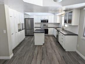 1458 N La Rosa Dr in Tempe, AZ - Building Photo - Building Photo