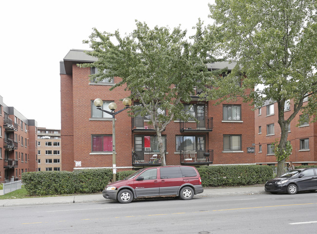 6450 W Sherbrooke O in Montréal, QC - Building Photo - Building Photo