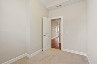 6260 NW Trowbridge Dr in Portland, OR - Building Photo - Building Photo