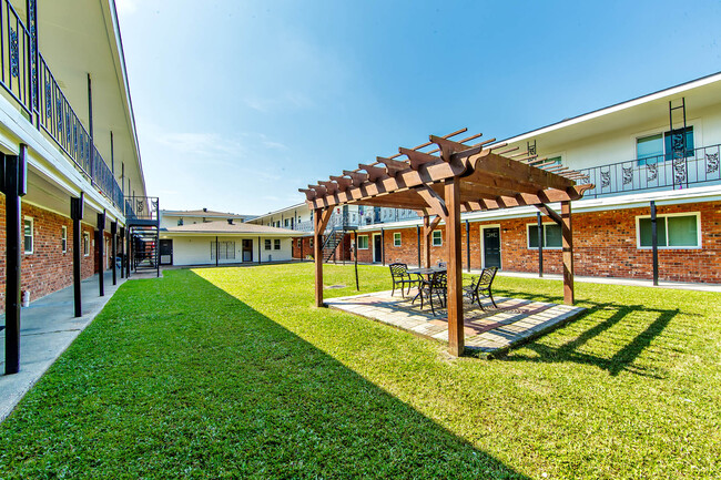 Quail Court Apartments in Houma, LA - Foto de edificio - Building Photo