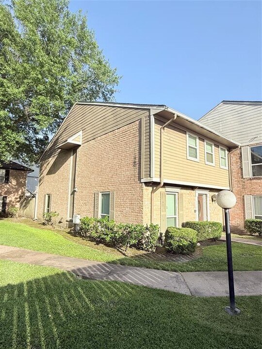 9398 Beechnut St in Houston, TX - Building Photo