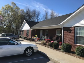 114 Doyle St in Cave City, KY - Foto de edificio - Building Photo