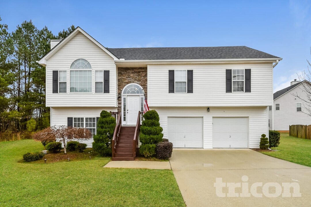 102 Bonnabel Ct in Dallas, GA - Foto de edificio