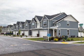 Courtyard at Green Farm in West Haven, UT - Building Photo - Building Photo