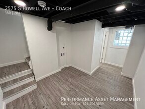 2575 S Howell Ave in Milwaukee, WI - Building Photo - Building Photo