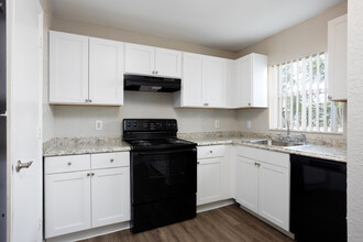 Rolling Hills Apartment Homes in Orlando, FL - Building Photo - Interior Photo