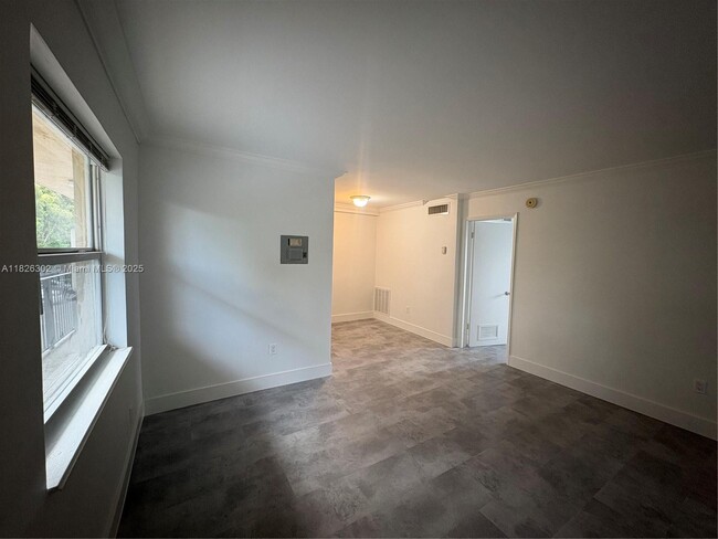 241 S Royal Poinciana Blvd in Miami Springs, FL - Building Photo - Building Photo