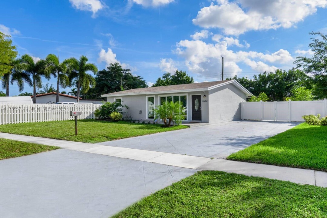 3632 SW 17th St in Fort Lauderdale, FL - Foto de edificio