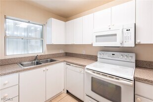 1321 SE 8th Ave in Cape Coral, FL - Building Photo