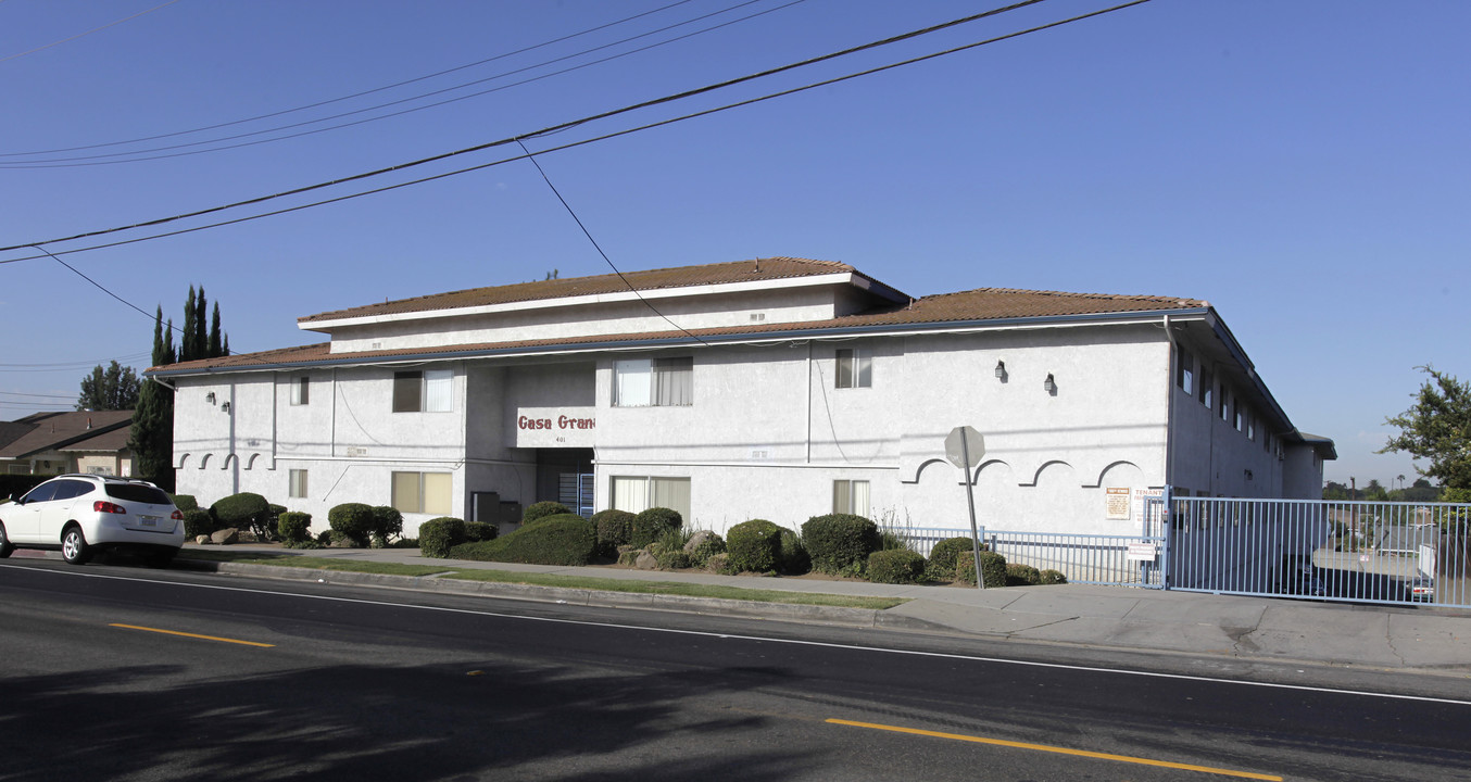 Casa Granada in La Habra, CA - Foto de edificio