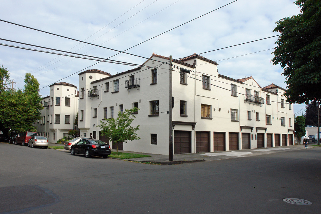 2325 NE Flanders St in Portland, OR - Building Photo