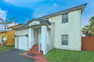 5789 Woodland Point Dr in Tamarac, FL - Foto de edificio - Building Photo