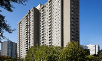 The Maplewoods in Mississauga, ON - Building Photo