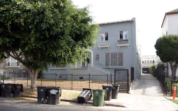 218 S Kenmore Ave in Los Angeles, CA - Building Photo