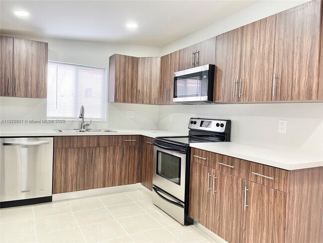 430 NW 51st Ave in Miami, FL - Building Photo - Building Photo