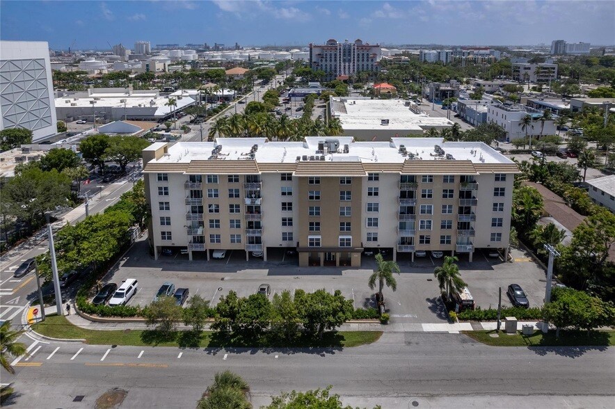 1050 SE 15th St, Unit 409 in Fort Lauderdale, FL - Building Photo