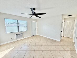 543 103rd Ave N in Naples, FL - Foto de edificio - Building Photo