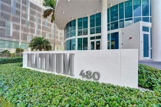 480 NE 30th St in Miami, FL - Foto de edificio - Building Photo