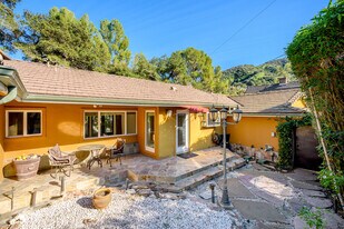 1544 Golf Club Dr in Glendale, CA - Building Photo