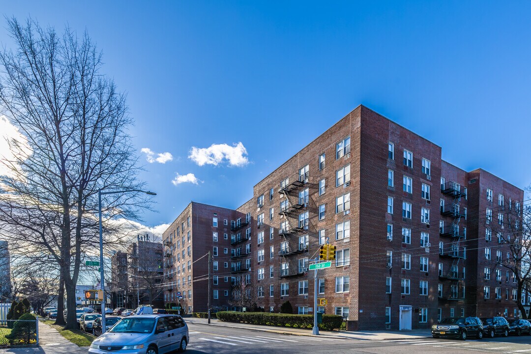 Emily Towers in Flushing, NY - Building Photo
