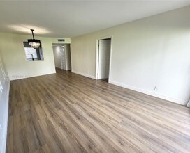 8610 N Sherman Cir in Miramar, FL - Foto de edificio - Building Photo