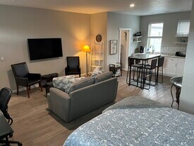 241 E 36th St, Unit Studio in Garden City, ID - Building Photo