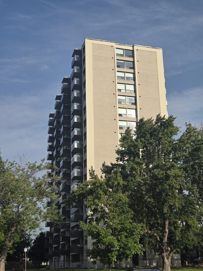 Sir Richard Towers in Oakville, ON - Building Photo - Building Photo