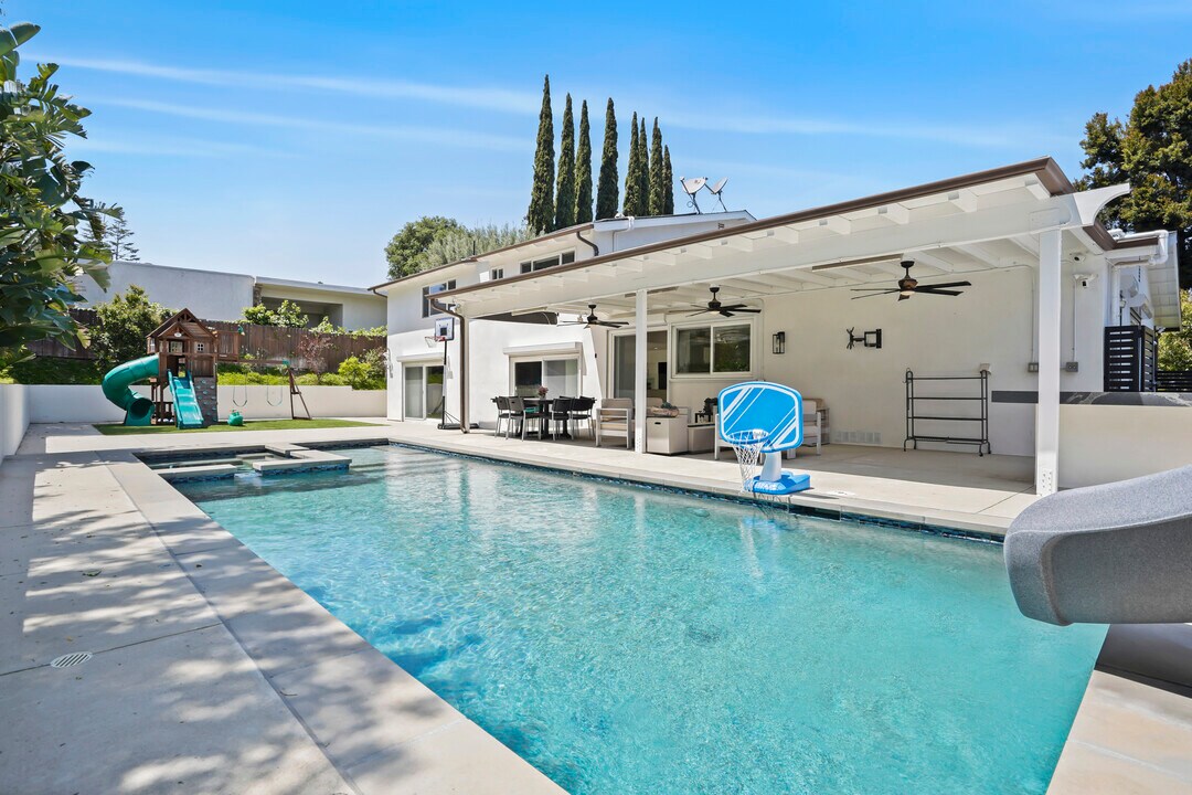 16544 Park Lane Dr in Los Angeles, CA - Building Photo