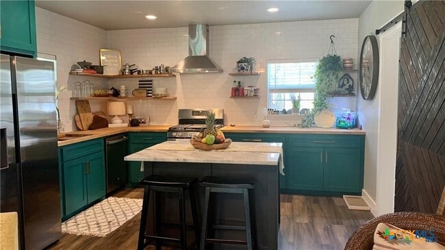 437 Burges St in Seguin, TX - Building Photo - Building Photo