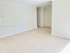 35 Edgewater Dr, Unit 103 in Coral Gables, FL - Building Photo - Building Photo