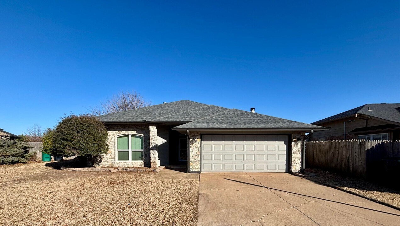 1304 Fairfax Cir in Yukon, OK - Building Photo