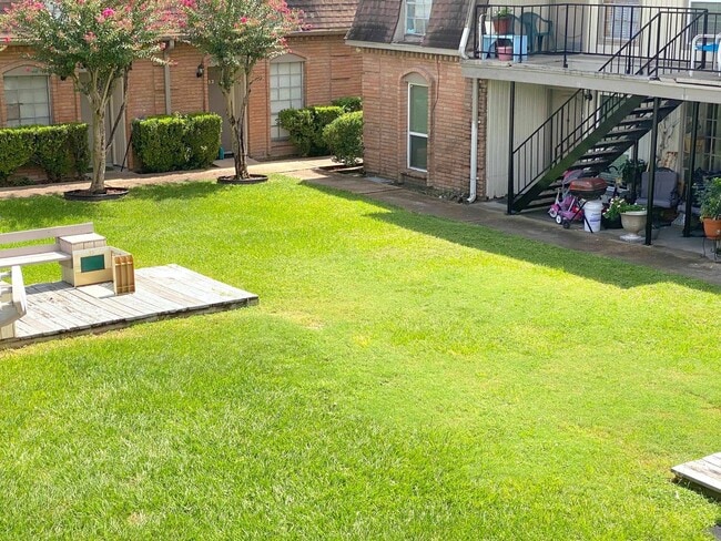 1220 Shadowdale Dr in Houston, TX - Building Photo - Building Photo