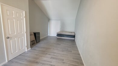3836 Soranno Ave, Unit B in Bakersfield, CA - Foto de edificio - Building Photo