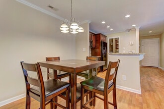 1010 Kingswood Dr, Unit D in Chapel Hill, NC - Foto de edificio - Building Photo