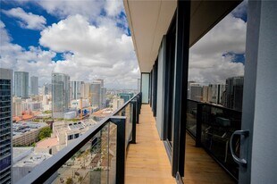 398 NE 5th St, Unit 2517 in Miami, FL - Building Photo