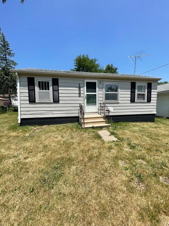 1833 Hawthorne Ave in Waterloo, IA - Building Photo