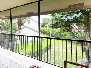 12 Lexington Ln E, Unit c in Palm Beach Gardens, FL - Building Photo - Building Photo
