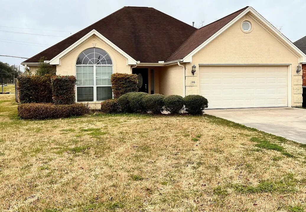 206 S 9th St in Nederland, TX - Building Photo