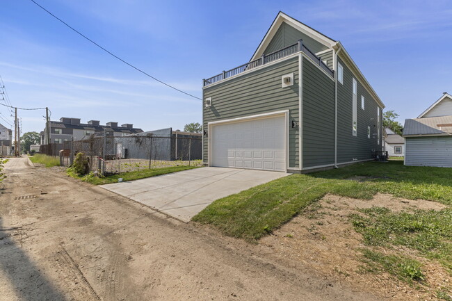 1405 Deloss St in Indianapolis, IN - Foto de edificio - Building Photo