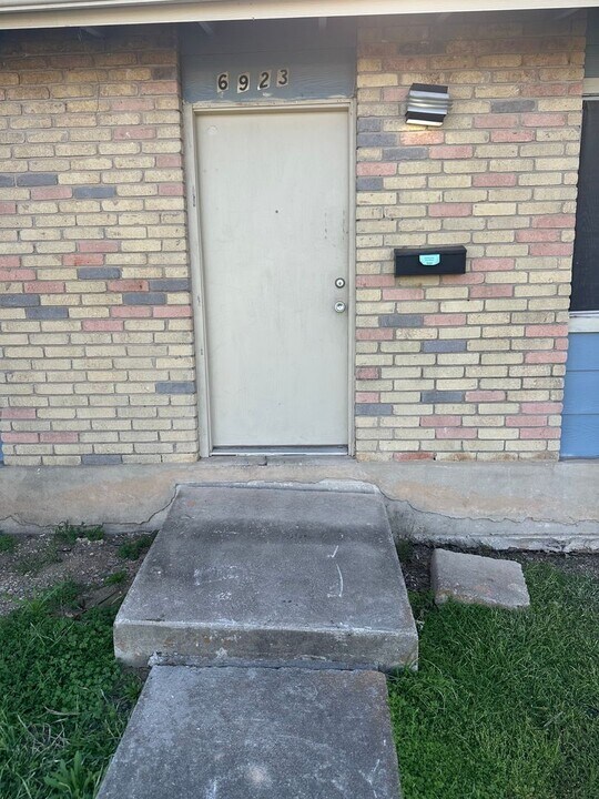 6923 Basilwood Dr in San Antonio, TX - Building Photo