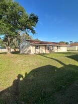 3015 Sabal Palm Dr in Edgewater, FL - Building Photo