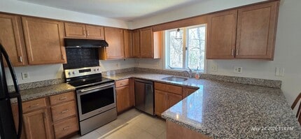 15 Bonnie Ln in Derry, NH - Foto de edificio - Building Photo