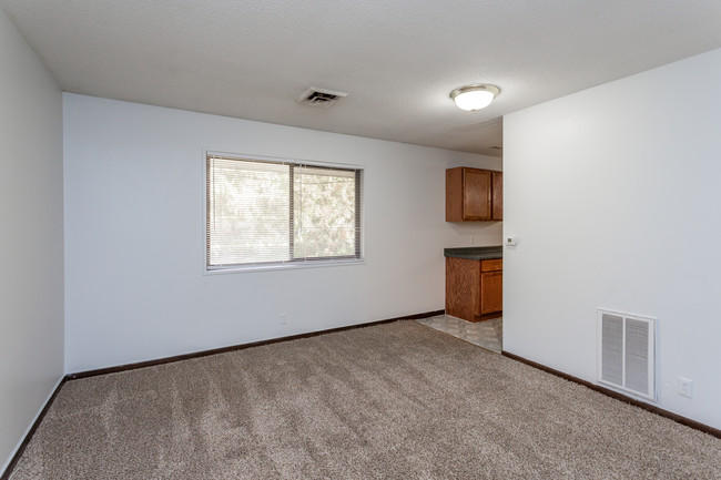 OakLee Apartment Homes in Cedar Rapids, IA - Building Photo - Interior Photo