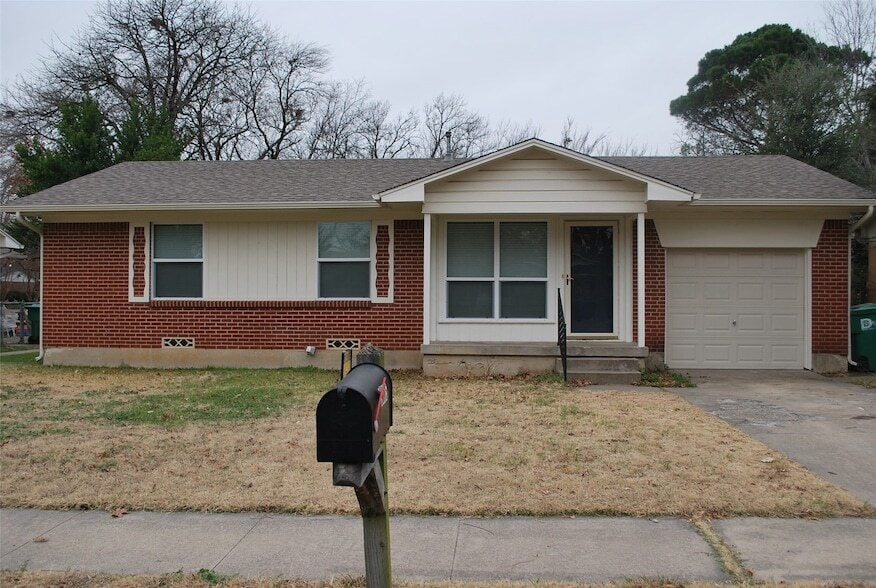 2005 Shawnee St in Denton, TX - Building Photo