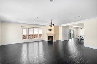 165 N Kenneth Rd in Burbank, CA - Building Photo - Building Photo