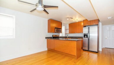 2453 W Sunnyside Ave in Chicago, IL - Building Photo - Building Photo